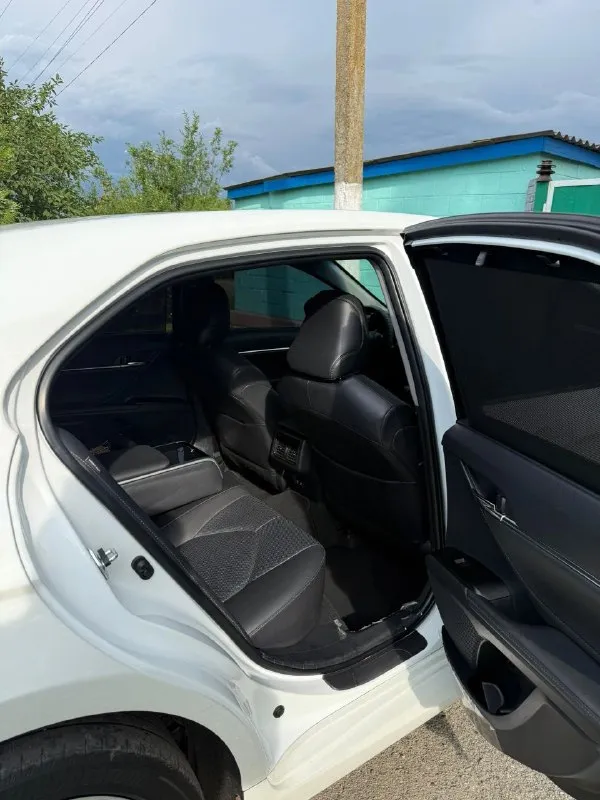 Продаётся toyota camry 75, белый перламутр цвет, полная комплектация. надёжный седан бизнес‑класса — идеальный выбор для деловых поездок и семейных путешествий. комплектация - мульти руль -обогрев и обдув сидений -3 зоный климат -датчики слепых зон -доводчики дверей - память сидений -адаптивный круиз контроль - 12 дюймовый планшет -обогрев руля -без ключевой доступ в общем самая полная комплектация для мотора 2,5 (оригинал не китай) в дтп машина не участвовала, вся в броне плёнке в родном окрасе включая бампера. доп функции, удержание полосы, распознавание знаков владею более 2 лет оформлена на меня пробег родной 84т обслуживания строго по регламенту цена- 4 500 000р торг минимальный, с продажей не спешу. связь +79494689735 звоните в любое время и только заинтересованым людям (обмен не предлагайте ) - фотография - 5