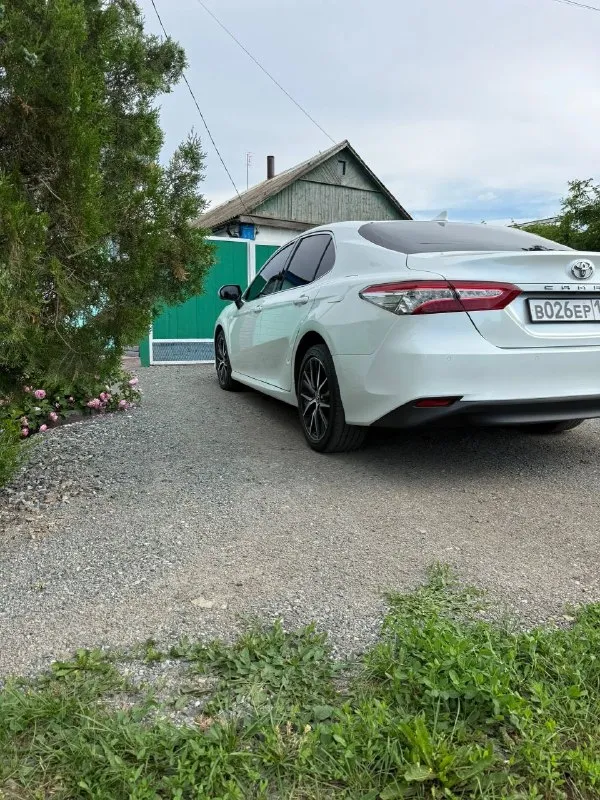 Продаётся toyota camry 75, белый перламутр цвет, полная комплектация. надёжный седан бизнес‑класса — идеальный выбор для деловых поездок и семейных путешествий. комплектация - мульти руль -обогрев и обдув сидений -3 зоный климат -датчики слепых зон -доводчики дверей - память сидений -адаптивный круиз контроль - 12 дюймовый планшет -обогрев руля -без ключевой доступ в общем самая полная комплектация для мотора 2,5 (оригинал не китай) в дтп машина не участвовала, вся в броне плёнке в родном окрасе включая бампера. доп функции, удержание полосы, распознавание знаков владею более 2 лет оформлена на меня пробег родной 84т обслуживания строго по регламенту цена- 4 500 000р торг минимальный, с продажей не спешу. связь +79494689735 звоните в любое время и только заинтересованым людям (обмен не предлагайте ) - фотография - 7