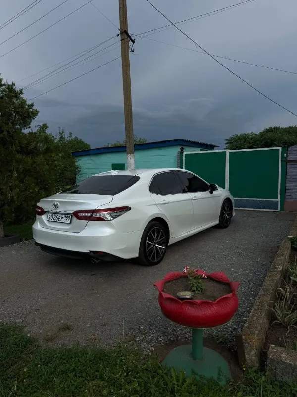 Продаётся toyota camry 75, белый перламутр цвет, полная комплектация. надёжный седан бизнес‑класса — идеальный выбор для деловых поездок и семейных путешествий. комплектация - мульти руль -обогрев и обдув сидений -3 зоный климат -датчики слепых зон -доводчики дверей - память сидений -адаптивный круиз контроль - 12 дюймовый планшет -обогрев руля -без ключевой доступ в общем самая полная комплектация для мотора 2,5 (оригинал не китай) в дтп машина не участвовала, вся в броне плёнке в родном окрасе включая бампера. доп функции, удержание полосы, распознавание знаков владею более 2 лет оформлена на меня пробег родной 84т обслуживания строго по регламенту цена- 4 500 000р торг минимальный, с продажей не спешу. связь +79494689735 звоните в любое время и только заинтересованым людям (обмен не предлагайте ) - фотография - 8