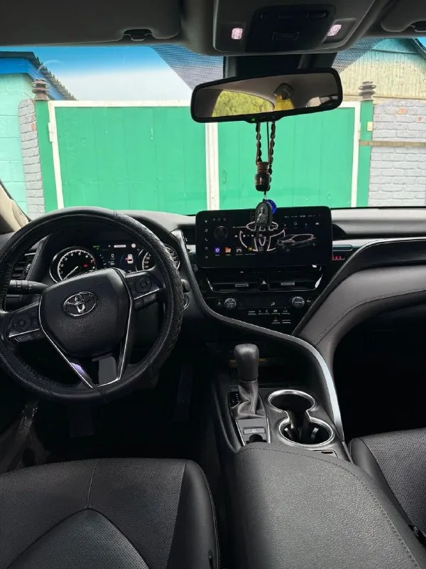 Продаётся toyota camry 75, белый перламутр цвет, полная комплектация. надёжный седан бизнес‑класса — идеальный выбор для деловых поездок и семейных путешествий. комплектация - мульти руль -обогрев и обдув сидений -3 зоный климат -датчики слепых зон -доводчики дверей - память сидений -адаптивный круиз контроль - 12 дюймовый планшет -обогрев руля -без ключевой доступ в общем самая полная комплектация для мотора 2,5 (оригинал не китай) в дтп машина не участвовала, вся в броне плёнке в родном окрасе включая бампера. доп функции, удержание полосы, распознавание знаков владею более 2 лет оформлена на меня пробег родной 84т обслуживания строго по регламенту цена- 4 500 000р торг минимальный, с продажей не спешу. связь +79494689735 звоните в любое время и только заинтересованым людям (обмен не предлагайте ) - фотография - 9