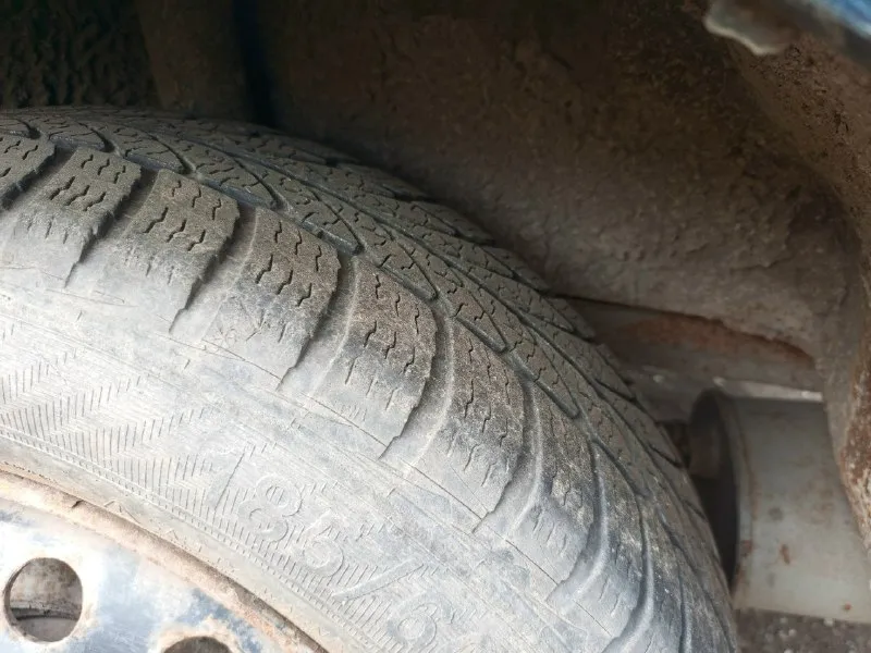 Daewoo espero 2.0 мт, 1997, 375 832 км горловка. продам daewoo espero, 1997 г. газ/бензин ( пропан) вписан. не на ходу (своим ходом не уедет + подразобрана (карты, пластик и тд, но все в наличии). чтобы завести и проверить нужен аккумулятор и быстрый старт. чтобы поехала необходима замена бензомагистрали. у машины некоторые двери гнилые (по фото видно, начинали варить и забили). по днищу целая. комплект для сбора весь есть, и даже дополнительные материалы - все отдаю. сиденья с иномарки, стеклоподъёмники во всех дверях (но их все нужно подключать), гур, коробка 5-ти ступка. поменян шрус (еще дополнительно новый в багажнике, +2 комплекта стекл в двери, много чего по мелочи). вин целый. фары/ зеркала/ весь пластик салона, дверные карты - все есть еще и с приданным. объём 2 л. резина зима - норм. выхлоп новый. бралась на "соберу", но руки так и не дошли. есть другой автомобиль. по частям не продаю, только всем этим скопом. учет рф. 38 000 руб. на отдачу. +7 918 544-80-9 📞 звоните: +7(949)4371845 - фотография - 1