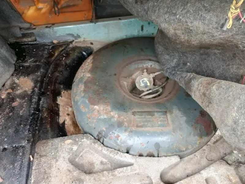 Daewoo espero 2.0 мт, 1997, 375 832 км горловка. продам daewoo espero, 1997 г. газ/бензин ( пропан) вписан. не на ходу (своим ходом не уедет + подразобрана (карты, пластик и тд, но все в наличии). чтобы завести и проверить нужен аккумулятор и быстрый старт. чтобы поехала необходима замена бензомагистрали. у машины некоторые двери гнилые (по фото видно, начинали варить и забили). по днищу целая. комплект для сбора весь есть, и даже дополнительные материалы - все отдаю. сиденья с иномарки, стеклоподъёмники во всех дверях (но их все нужно подключать), гур, коробка 5-ти ступка. поменян шрус (еще дополнительно новый в багажнике, +2 комплекта стекл в двери, много чего по мелочи). вин целый. фары/ зеркала/ весь пластик салона, дверные карты - все есть еще и с приданным. объём 2 л. резина зима - норм. выхлоп новый. бралась на "соберу", но руки так и не дошли. есть другой автомобиль. по частям не продаю, только всем этим скопом. учет рф. 38 000 руб. на отдачу. +7 918 544-80-9 📞 звоните: +7(949)4371845 - фотография - 5