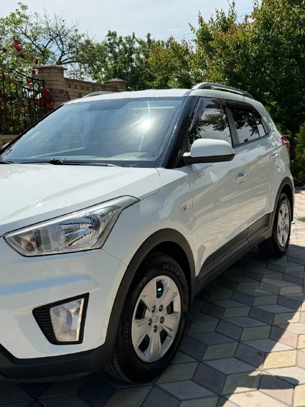 Hyundai creta 2016 - 2017 года. пробег 86000 км, родной не смотан. двигатель 1.6, коробка автомат. 2 собственника за всё время эксплуатации без дтп в родном окрасе. готов на любые проверки. стёкла все завод включая лобовое. , камера заднего вида, хорошая магнитола. резина лето новая, не прошла и двух тысяч км. авто обслуживалось по регламенту, все жидкости заменены включая масла и фильтра. автотека зеленая. цена: 1 мл 700 тысяч рублей +7. 📞 звоните: +7(949)5205972 - фотография - 1