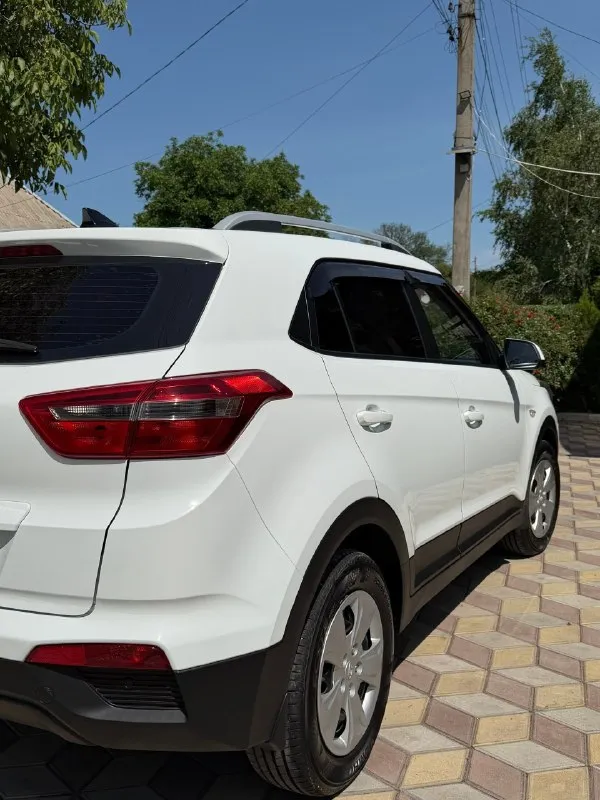 Hyundai creta 2016 - 2017 года. пробег 86000 км, родной не смотан. двигатель 1.6, коробка автомат. 2 собственника за всё время эксплуатации без дтп в родном окрасе. готов на любые проверки. стёкла все завод включая лобовое. , камера заднего вида, хорошая магнитола. резина лето новая, не прошла и двух тысяч км. авто обслуживалось по регламенту, все жидкости заменены включая масла и фильтра. автотека зеленая. цена: 1 мл 700 тысяч рублей +7. 📞 звоните: +7(949)5205972 - фотография - 7