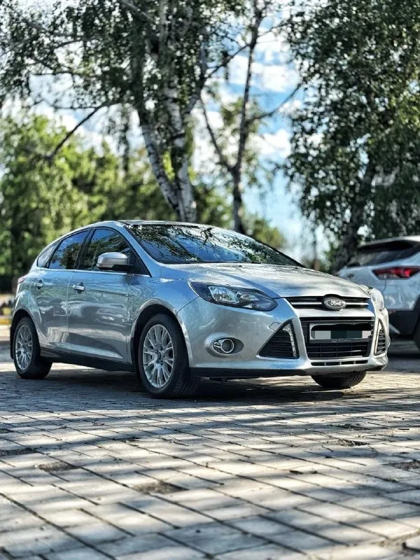Продам ford focus 3 максимальная комплектация titanium. 2012г, бензин, мотор 2.0 на 150 лс, пробег 236т км, коробка робот powershift-без нареканий и вложений. цена: 1180000. авто полностью обслужено, ходовая в отличном состоянии. кожаный салон, чехлы одеты что бы не тереть кожу, полный электро пакет, двух зонный климат контроль, эур, задние парктроники подогрев передних сидений, мультируль, круиз-контроль, запуск с кнопки start/stop, мультимедийная система sony. 2 ключа, 2 комплекта резины. документы в порядке, полное переоформление в мрэо. авто находится в г. макеевка, по всем вопросам +79493695736 📞 звоните: +7(949)3695736 - фотография - 1