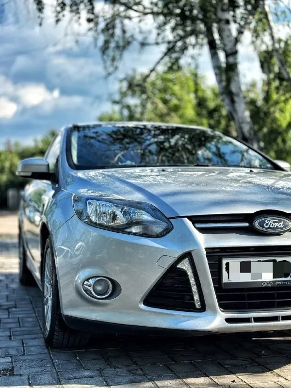 Продам ford focus 3 максимальная комплектация titanium. 2012г, бензин, мотор 2.0 на 150 лс, пробег 236т км, коробка робот powershift-без нареканий и вложений. цена: 1180000. авто полностью обслужено, ходовая в отличном состоянии. кожаный салон, чехлы одеты что бы не тереть кожу, полный электро пакет, двух зонный климат контроль, эур, задние парктроники подогрев передних сидений, мультируль, круиз-контроль, запуск с кнопки start/stop, мультимедийная система sony. 2 ключа, 2 комплекта резины. документы в порядке, полное переоформление в мрэо. авто находится в г. макеевка, по всем вопросам +79493695736 📞 звоните: +7(949)3695736 - фотография - 2