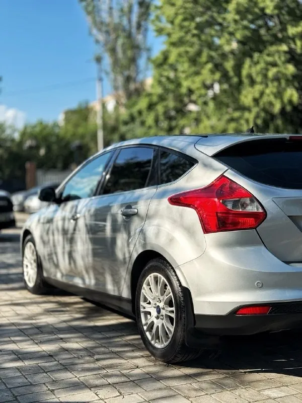 Продам ford focus 3 максимальная комплектация titanium. 2012г, бензин, мотор 2.0 на 150 лс, пробег 236т км, коробка робот powershift-без нареканий и вложений. цена: 1180000. авто полностью обслужено, ходовая в отличном состоянии. кожаный салон, чехлы одеты что бы не тереть кожу, полный электро пакет, двух зонный климат контроль, эур, задние парктроники подогрев передних сидений, мультируль, круиз-контроль, запуск с кнопки start/stop, мультимедийная система sony. 2 ключа, 2 комплекта резины. документы в порядке, полное переоформление в мрэо. авто находится в г. макеевка, по всем вопросам +79493695736 📞 звоните: +7(949)3695736 - фотография - 3