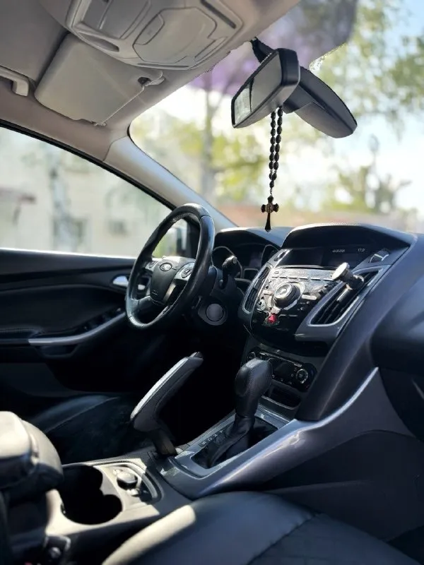 Продам ford focus 3 максимальная комплектация titanium. 2012г, бензин, мотор 2.0 на 150 лс, пробег 236т км, коробка робот powershift-без нареканий и вложений. цена: 1180000. авто полностью обслужено, ходовая в отличном состоянии. кожаный салон, чехлы одеты что бы не тереть кожу, полный электро пакет, двух зонный климат контроль, эур, задние парктроники подогрев передних сидений, мультируль, круиз-контроль, запуск с кнопки start/stop, мультимедийная система sony. 2 ключа, 2 комплекта резины. документы в порядке, полное переоформление в мрэо. авто находится в г. макеевка, по всем вопросам +79493695736 📞 звоните: +7(949)3695736 - фотография - 4