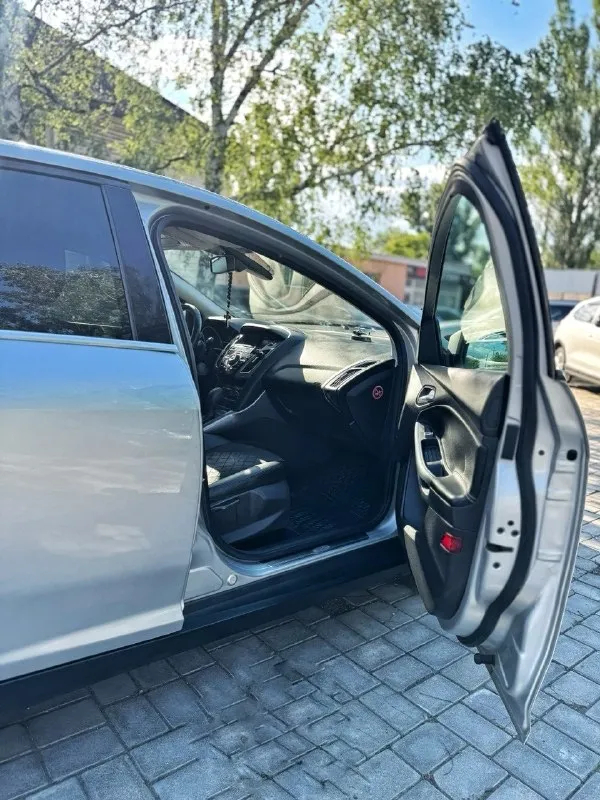 Продам ford focus 3 максимальная комплектация titanium. 2012г, бензин, мотор 2.0 на 150 лс, пробег 236т км, коробка робот powershift-без нареканий и вложений. цена: 1180000. авто полностью обслужено, ходовая в отличном состоянии. кожаный салон, чехлы одеты что бы не тереть кожу, полный электро пакет, двух зонный климат контроль, эур, задние парктроники подогрев передних сидений, мультируль, круиз-контроль, запуск с кнопки start/stop, мультимедийная система sony. 2 ключа, 2 комплекта резины. документы в порядке, полное переоформление в мрэо. авто находится в г. макеевка, по всем вопросам +79493695736 📞 звоните: +7(949)3695736 - фотография - 6