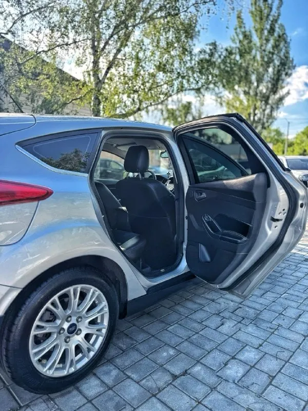 Продам ford focus 3 максимальная комплектация titanium. 2012г, бензин, мотор 2.0 на 150 лс, пробег 236т км, коробка робот powershift-без нареканий и вложений. цена: 1180000. авто полностью обслужено, ходовая в отличном состоянии. кожаный салон, чехлы одеты что бы не тереть кожу, полный электро пакет, двух зонный климат контроль, эур, задние парктроники подогрев передних сидений, мультируль, круиз-контроль, запуск с кнопки start/stop, мультимедийная система sony. 2 ключа, 2 комплекта резины. документы в порядке, полное переоформление в мрэо. авто находится в г. макеевка, по всем вопросам +79493695736 📞 звоните: +7(949)3695736 - фотография - 7