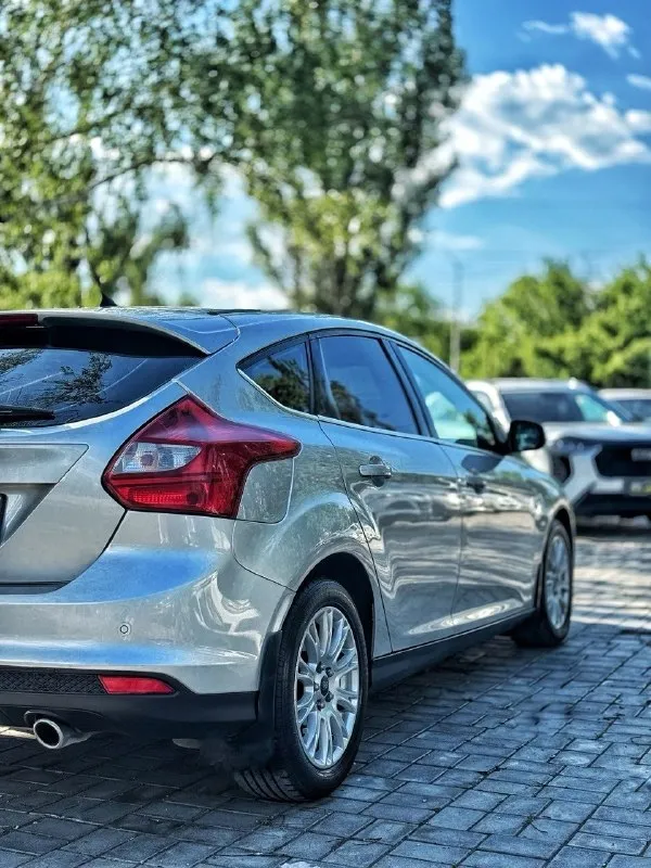 Продам ford focus 3 максимальная комплектация titanium. 2012г, бензин, мотор 2.0 на 150 лс, пробег 236т км, коробка робот powershift-без нареканий и вложений. цена: 1180000. авто полностью обслужено, ходовая в отличном состоянии. кожаный салон, чехлы одеты что бы не тереть кожу, полный электро пакет, двух зонный климат контроль, эур, задние парктроники подогрев передних сидений, мультируль, круиз-контроль, запуск с кнопки start/stop, мультимедийная система sony. 2 ключа, 2 комплекта резины. документы в порядке, полное переоформление в мрэо. авто находится в г. макеевка, по всем вопросам +79493695736 📞 звоните: +7(949)3695736 - фотография - 8