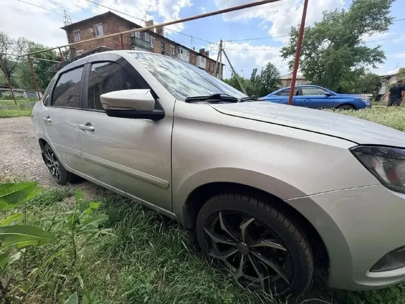 Продам лада гранта комфорт 2021года, пробег родной 56.000км, я собственник, машина покупалась новой в автосалоне, мотор 1.6 работает ровно, масло менялось каждые 4-7т км, 106л. с, мкп 5-ти ступка, не хрустит, не выбивает, машина в очень хорошем состоянии за машиной следил денег не жалел, в машине есть: кондиционер, круиз контроль, подогрев сидений, передние стеклоподьемники, установлена хорошая музыка, птф линзы(ближний дальний), сигнализация с автозапуском starline a93, салон ухоженный, установлены новые тормозные диски с вентиляцией и перфорацией, так же установлены новые колодки, днище у машины обработано, машина прошита на stage 1, есть 2 комплекта колес: ление 16 с новой резиной, зимние 15 с новой резиной, есть мелкие сколы на передней части авто, машиной будите довольны. машина находится в донецке. цена:800.000 (торг) тел:+79493951710 максим телеграм:+79493951710 максим max:+79493951710 максим 📞 🇷🇺 звоните: +79493951710 - фотография - 8