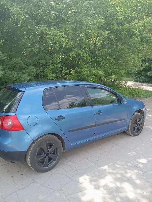 🚘 марка и модель: 5 📏 пробег: 266 тыс. 📆 год: 2004 📝 кпп: ⚙️ описание: продам golf 5. мотор 1.6. механика. собственник. на ходу в хорошем состоянии. едит тихо, ничего не стучит, не гремит. климат, музыка, 2 ключа, аккум новый. резина отличная + зимняя на отдельных штампах. 💰 цена: 490т. торг 🌍 город: 📞 телефон: +79495200915 - фотография - 3