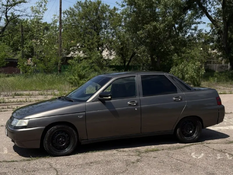 Продам свой ваз 2110 в красивом цвете кориандр 2006г. двигатель 1.6 шеснарь 124мотор очень бодрый, коробка на отлично! заменены все расходники включая грм. состояние кузова хорошее, дно стаканы и тд все целое, есть небольшие моменты по лкп. стоит евроторпеда работает каждая кнопка все светится и включается, салон не затертый - чистый. авто на новой японской зимней резине r14. в машине установлен автозвук + шумоизоляция стоимостью больше 100к руб. с продажей не спешу. переоформление в мрэо цена 290 000₽ торг реальному покупателю, город горловка +79493658942 📞 🇷🇺 звоните: +79493658942 - фотография - 1