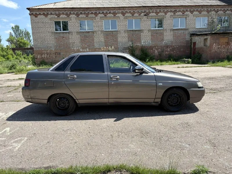 Продам свой ваз 2110 в красивом цвете кориандр 2006г. двигатель 1.6 шеснарь 124мотор очень бодрый, коробка на отлично! заменены все расходники включая грм. состояние кузова хорошее, дно стаканы и тд все целое, есть небольшие моменты по лкп. стоит евроторпеда работает каждая кнопка все светится и включается, салон не затертый - чистый. авто на новой японской зимней резине r14. в машине установлен автозвук + шумоизоляция стоимостью больше 100к руб. с продажей не спешу. переоформление в мрэо цена 290 000₽ торг реальному покупателю, город горловка +79493658942 📞 🇷🇺 звоните: +79493658942 - фотография - 3