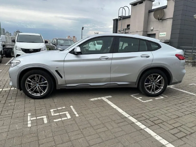 Продам bmw x4 g02 30i год выпуска: конец 2018 года двигатель: 2.0 бензин (252 л. с) пробег 106 000 км чистый европеец автомобиль в хорошем состоянии полностью обслужен масло в двигателе каждые 6-7 тыс ( только оригинал) заменено масло в коробке, фильтр, раздатке и редукторах на 85 тыс промыты радиаторы охлаждения заменен антифриз заменены свечи зажигания заменены пыльники передних амортизаторов тормозные колодки в круг два комплекта резины: зима на оригинальных дисках r19, лето r20 два комплекта ковриков коврик в багажник хорошая комплектация: бесключевой доступ, камера 360, carplay, дистроник, панорама, адаптивный круиз контроль, удержание в полосе, 3-х зонный климат двойной заводской окрас из подкрасов ( крашен низ багажника, задний бампер) без дтп есть небольшие сколы, не критичные на них уступлю вложений никаких не требует сел и поехал новый владелец останется доволен проверка на любом сто за ваш счет территориально нахожусь макеевка червоногвардейский р-н цена 4.5м 📞 звоните: +7(949)8556036 - фотография - 3