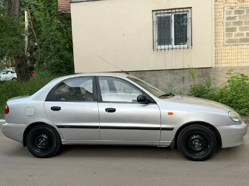 Заз sens весь в заводском окрасе технически на 5+, полностью обслужен, мотор, коробка, ходовка работают идеально, вложений не требует. днище, стаканы в идеале. на автомобиле установлены лэд-туманки, линзованные-фары, стеклоподъемники, комплект новой качественной музыки. так же установлена в этом месяце новая летняя резина, заменены колодки спереди и сзади, сделано то. птс оригинал, 2 владельца, кузов соответствует фото. машина местная. год 2007. стоимость 245 тысяч торг, находится в донецке +79499240174 📞 звоните: +7(949)9240174 - фотография - 1