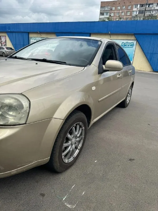 🚘 Шевроле лачети (клан)
📌 2007 Года выпуска
⚙️ Мотор: 1.6 (109л. С. ) механика
✔️ Пробег по спидометру :203050 стоит новый не контрактный двигатель, был заменен на пробеге 198000 (старый двигатель есть в наличии, отдам вместе с машиной)
Летняя резина хорошая
Зимняя новая комплект вместе с машиной прилагается

Заменено :диск сцепления в сборе
Двигатель с ремнем, роликом и помпой
Диски вкуруг с колодками, ремкомплектом супортов,
Термостат,
Ступичные подшипники,
Задние пружины, стойки стабилизатора удален катализатор, новая магистраль по выхлопу
Перевариные пороги, у машины вторичный окрас, бъет 200 по прибору
Заменен радиатор
Бенозонасос с сеткой
Масло в коробке поменял
Антифриз поменял
И много ещё по мелочи поменял, все расскажу
Запчасти отдам вместе с машиной (имеется термостат, пружины, тросы колодки на ручник вместе с пружинами,
Старая магнитола с рамкой, двигатель при желании, помогу с погрузкой)
Цена :550.000 рублей
Тех. Осмотр прошел
Птс дубликат
Осмотр :донецк, пролетарский
+79493760437 - фотография - 1