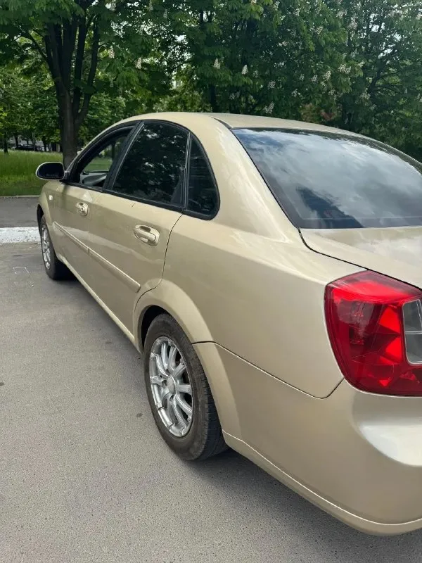🚘 Шевроле лачети (клан)
📌 2007 Года выпуска
⚙️ Мотор: 1.6 (109л. С. ) механика
✔️ Пробег по спидометру :203050 стоит новый не контрактный двигатель, был заменен на пробеге 198000 (старый двигатель есть в наличии, отдам вместе с машиной)
Летняя резина хорошая
Зимняя новая комплект вместе с машиной прилагается

Заменено :диск сцепления в сборе
Двигатель с ремнем, роликом и помпой
Диски вкуруг с колодками, ремкомплектом супортов,
Термостат,
Ступичные подшипники,
Задние пружины, стойки стабилизатора удален катализатор, новая магистраль по выхлопу
Перевариные пороги, у машины вторичный окрас, бъет 200 по прибору
Заменен радиатор
Бенозонасос с сеткой
Масло в коробке поменял
Антифриз поменял
И много ещё по мелочи поменял, все расскажу
Запчасти отдам вместе с машиной (имеется термостат, пружины, тросы колодки на ручник вместе с пружинами,
Старая магнитола с рамкой, двигатель при желании, помогу с погрузкой)
Цена :550.000 рублей
Тех. Осмотр прошел
Птс дубликат
Осмотр :донецк, пролетарский
+79493760437 - фотография - 3