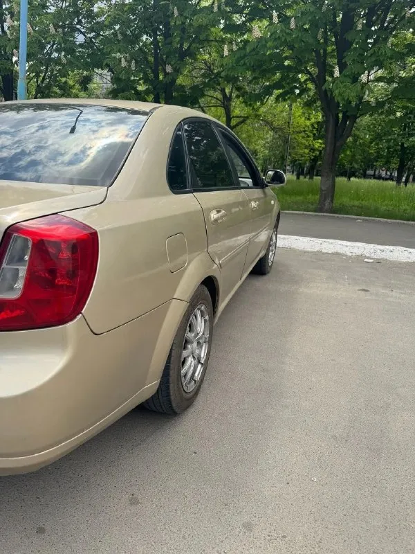 🚘 Шевроле лачети (клан)
📌 2007 Года выпуска
⚙️ Мотор: 1.6 (109л. С. ) механика
✔️ Пробег по спидометру :203050 стоит новый не контрактный двигатель, был заменен на пробеге 198000 (старый двигатель есть в наличии, отдам вместе с машиной)
Летняя резина хорошая
Зимняя новая комплект вместе с машиной прилагается

Заменено :диск сцепления в сборе
Двигатель с ремнем, роликом и помпой
Диски вкуруг с колодками, ремкомплектом супортов,
Термостат,
Ступичные подшипники,
Задние пружины, стойки стабилизатора удален катализатор, новая магистраль по выхлопу
Перевариные пороги, у машины вторичный окрас, бъет 200 по прибору
Заменен радиатор
Бенозонасос с сеткой
Масло в коробке поменял
Антифриз поменял
И много ещё по мелочи поменял, все расскажу
Запчасти отдам вместе с машиной (имеется термостат, пружины, тросы колодки на ручник вместе с пружинами,
Старая магнитола с рамкой, двигатель при желании, помогу с погрузкой)
Цена :550.000 рублей
Тех. Осмотр прошел
Птс дубликат
Осмотр :донецк, пролетарский
+79493760437 - фотография - 4