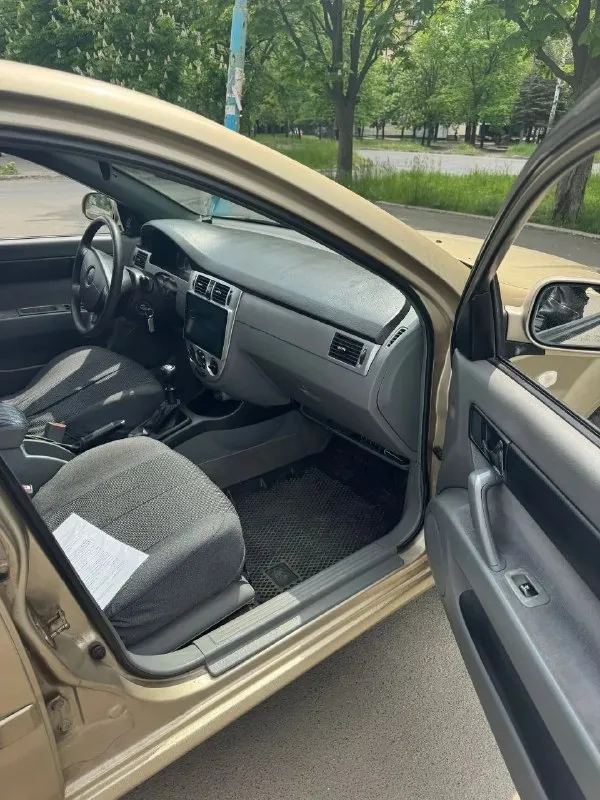 🚘 Шевроле лачети (клан)
📌 2007 Года выпуска
⚙️ Мотор: 1.6 (109л. С. ) механика
✔️ Пробег по спидометру :203050 стоит новый не контрактный двигатель, был заменен на пробеге 198000 (старый двигатель есть в наличии, отдам вместе с машиной)
Летняя резина хорошая
Зимняя новая комплект вместе с машиной прилагается

Заменено :диск сцепления в сборе
Двигатель с ремнем, роликом и помпой
Диски вкуруг с колодками, ремкомплектом супортов,
Термостат,
Ступичные подшипники,
Задние пружины, стойки стабилизатора удален катализатор, новая магистраль по выхлопу
Перевариные пороги, у машины вторичный окрас, бъет 200 по прибору
Заменен радиатор
Бенозонасос с сеткой
Масло в коробке поменял
Антифриз поменял
И много ещё по мелочи поменял, все расскажу
Запчасти отдам вместе с машиной (имеется термостат, пружины, тросы колодки на ручник вместе с пружинами,
Старая магнитола с рамкой, двигатель при желании, помогу с погрузкой)
Цена :550.000 рублей
Тех. Осмотр прошел
Птс дубликат
Осмотр :донецк, пролетарский
+79493760437 - фотография - 8