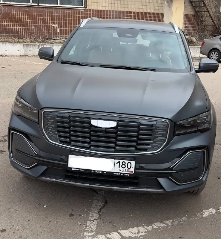 Geely monjaro phev — подзаряжаемый гибрид (электромобиль и бензиновый автомобиль в одном) 💰 цена: 3 700 000 ₽ пробег: 60 000 км в нынешних реалиях это не просто автомобиль, а решение проблемы с топливом. ⚡ до 200 км на одном заряде без использования бензина. ⛽ в гибридном режиме средний расход топлива составляет всего около 3,5 л на 100 км. 🚗 на полном баке и полной зарядке запас хода достигает 1200 км. пока другие ищут бензин и стоят в очередях на заправках, вы можете ежедневно передвигаться на электричестве, заряжая автомобиль дома, или на зарядных станциях) а при необходимости спокойно отправиться в дальнюю поездку без привязки к зарядным станциям. автомобиль в состоянии нового: ✔ родной окрас по всему кузову ✔ без дтп ✔ без подкрасов ✔ бережная эксплуатация ✔ полностью обслужен ✔ не требует вложений оснащение: ✅ автопилот и удержание в полосе ✅ адаптивный круиз-контроль ✅ камеры 360° ✅ панорамная крыша ✅ электроприводы сидений ✅ премиальная мультимедиа ✅ премиальная 📞 звоните: +7(949)3528182 - фотография - 1