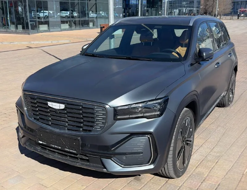 Geely monjaro phev — подзаряжаемый гибрид (электромобиль и бензиновый автомобиль в одном) 💰 цена: 3 700 000 ₽ пробег: 60 000 км в нынешних реалиях это не просто автомобиль, а решение проблемы с топливом. ⚡ до 200 км на одном заряде без использования бензина. ⛽ в гибридном режиме средний расход топлива составляет всего около 3,5 л на 100 км. 🚗 на полном баке и полной зарядке запас хода достигает 1200 км. пока другие ищут бензин и стоят в очередях на заправках, вы можете ежедневно передвигаться на электричестве, заряжая автомобиль дома, или на зарядных станциях) а при необходимости спокойно отправиться в дальнюю поездку без привязки к зарядным станциям. автомобиль в состоянии нового: ✔ родной окрас по всему кузову ✔ без дтп ✔ без подкрасов ✔ бережная эксплуатация ✔ полностью обслужен ✔ не требует вложений оснащение: ✅ автопилот и удержание в полосе ✅ адаптивный круиз-контроль ✅ камеры 360° ✅ панорамная крыша ✅ электроприводы сидений ✅ премиальная мультимедиа ✅ премиальная 📞 звоните: +7(949)3528182 - фотография - 2