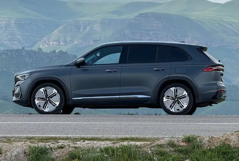 Geely monjaro phev — подзаряжаемый гибрид (электромобиль и бензиновый автомобиль в одном) 💰 цена: 3 700 000 ₽ пробег: 60 000 км в нынешних реалиях это не просто автомобиль, а решение проблемы с топливом. ⚡ до 200 км на одном заряде без использования бензина. ⛽ в гибридном режиме средний расход топлива составляет всего около 3,5 л на 100 км. 🚗 на полном баке и полной зарядке запас хода достигает 1200 км. пока другие ищут бензин и стоят в очередях на заправках, вы можете ежедневно передвигаться на электричестве, заряжая автомобиль дома, или на зарядных станциях) а при необходимости спокойно отправиться в дальнюю поездку без привязки к зарядным станциям. автомобиль в состоянии нового: ✔ родной окрас по всему кузову ✔ без дтп ✔ без подкрасов ✔ бережная эксплуатация ✔ полностью обслужен ✔ не требует вложений оснащение: ✅ автопилот и удержание в полосе ✅ адаптивный круиз-контроль ✅ камеры 360° ✅ панорамная крыша ✅ электроприводы сидений ✅ премиальная мультимедиа ✅ премиальная 📞 звоните: +7(949)3528182 - фотография - 3