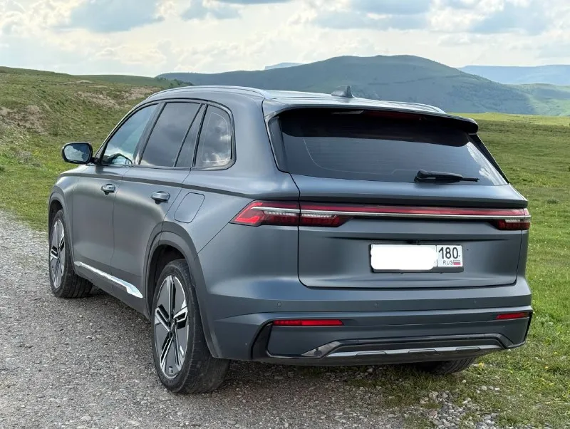Geely monjaro phev — подзаряжаемый гибрид (электромобиль и бензиновый автомобиль в одном) 💰 цена: 3 700 000 ₽ пробег: 60 000 км в нынешних реалиях это не просто автомобиль, а решение проблемы с топливом. ⚡ до 200 км на одном заряде без использования бензина. ⛽ в гибридном режиме средний расход топлива составляет всего около 3,5 л на 100 км. 🚗 на полном баке и полной зарядке запас хода достигает 1200 км. пока другие ищут бензин и стоят в очередях на заправках, вы можете ежедневно передвигаться на электричестве, заряжая автомобиль дома, или на зарядных станциях) а при необходимости спокойно отправиться в дальнюю поездку без привязки к зарядным станциям. автомобиль в состоянии нового: ✔ родной окрас по всему кузову ✔ без дтп ✔ без подкрасов ✔ бережная эксплуатация ✔ полностью обслужен ✔ не требует вложений оснащение: ✅ автопилот и удержание в полосе ✅ адаптивный круиз-контроль ✅ камеры 360° ✅ панорамная крыша ✅ электроприводы сидений ✅ премиальная мультимедиа ✅ премиальная 📞 звоните: +7(949)3528182 - фотография - 4