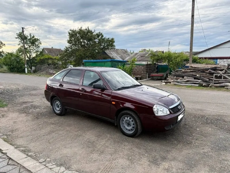 Продам ваз приора, 2008 год авто в хорошем состоянии мотор работает ровно, не дымит не троит, едет бодро коробка переключается мягко хрустов вылетов нету вообщем технически полностью исправна, на полном ходу, завел и поехал 2 пары резины, сейчас на зиме, хорошее лето отдаю в комплекте, салон опрятный, музыка с блютусом, свет повороты, стопы все работает, автомобиль на 180 местном учете, по документа всё чисто, штрафов запретов ограничений нету цена 290 торг у капота находится в новотроицке волновахский район +79495938224 звоните - фотография - 1