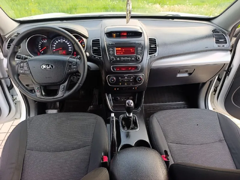 🔥kia sorento рестайлинг 🔥 ✅год выпуска 2014 ✅мотор 2.4 ✅двигатель бензиновый ✅коробка механика (6ст) ✅привод полный ✅пробег 176 тыс. км ✅без дтп ✅без вторичного окраса 🔥 комплектация 🔥 ✅обогрев заднего стекла ✅корректор фар ✅режим eco ✅разъемы под aux usb ✅разъем 12v ✅литые диски r17 ✅эл. зеркала с подогревом ✅дневные ходовые огни ☑️ мотор работает идеально без посторонних звуков!!! 🔥в подарок новому владельцу тех осмотр и полный бак топлива🔥 ✅донецк. стоимость 1.525.000₽ тел. +7949-50-800-60 - фотография - 10