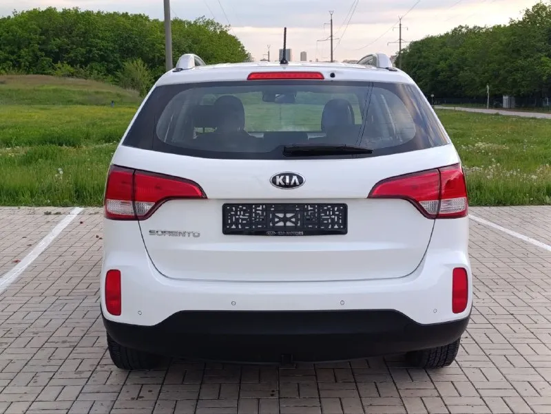 🔥kia sorento рестайлинг 🔥 ✅год выпуска 2014 ✅мотор 2.4 ✅двигатель бензиновый ✅коробка механика (6ст) ✅привод полный ✅пробег 176 тыс. км ✅без дтп ✅без вторичного окраса 🔥 комплектация 🔥 ✅обогрев заднего стекла ✅корректор фар ✅режим eco ✅разъемы под aux usb ✅разъем 12v ✅литые диски r17 ✅эл. зеркала с подогревом ✅дневные ходовые огни ☑️ мотор работает идеально без посторонних звуков!!! 🔥в подарок новому владельцу тех осмотр и полный бак топлива🔥 ✅донецк. стоимость 1.525.000₽ тел. +7949-50-800-60 - фотография - 4