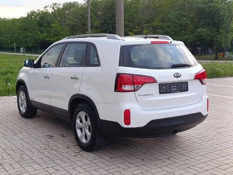🔥kia sorento рестайлинг 🔥 ✅год выпуска 2014 ✅мотор 2.4 ✅двигатель бензиновый ✅коробка механика (6ст) ✅привод полный ✅пробег 176 тыс. км ✅без дтп ✅без вторичного окраса 🔥 комплектация 🔥 ✅обогрев заднего стекла ✅корректор фар ✅режим eco ✅разъемы под aux usb ✅разъем 12v ✅литые диски r17 ✅эл. зеркала с подогревом ✅дневные ходовые огни ☑️ мотор работает идеально без посторонних звуков!!! 🔥в подарок новому владельцу тех осмотр и полный бак топлива🔥 ✅донецк. стоимость 1.525.000₽ тел. +7949-50-800-60 - фотография - 5