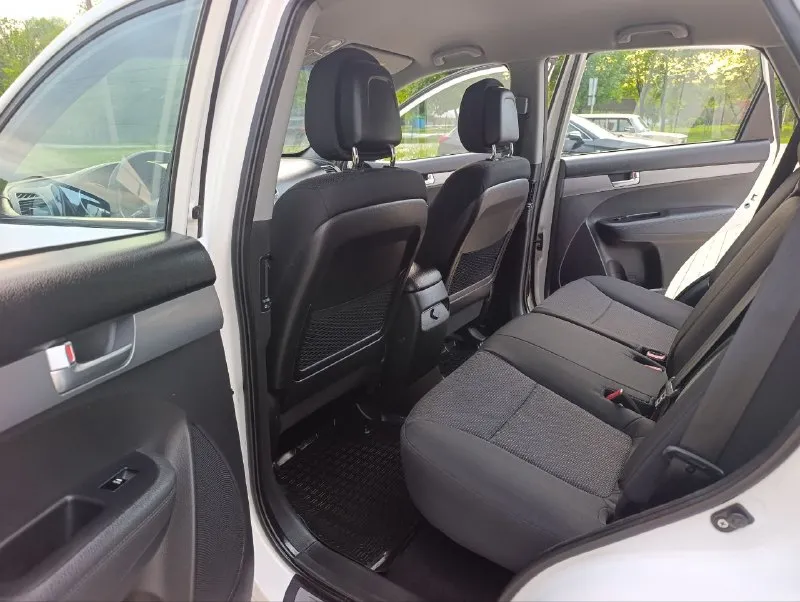 🔥kia sorento рестайлинг 🔥 ✅год выпуска 2014 ✅мотор 2.4 ✅двигатель бензиновый ✅коробка механика (6ст) ✅привод полный ✅пробег 176 тыс. км ✅без дтп ✅без вторичного окраса 🔥 комплектация 🔥 ✅обогрев заднего стекла ✅корректор фар ✅режим eco ✅разъемы под aux usb ✅разъем 12v ✅литые диски r17 ✅эл. зеркала с подогревом ✅дневные ходовые огни ☑️ мотор работает идеально без посторонних звуков!!! 🔥в подарок новому владельцу тех осмотр и полный бак топлива🔥 ✅донецк. стоимость 1.525.000₽ тел. +7949-50-800-60 - фотография - 7
