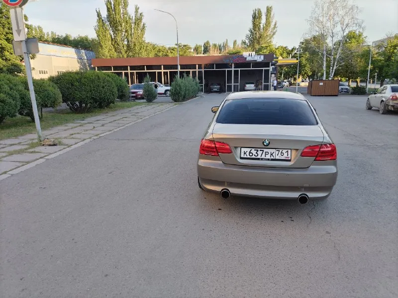 Продам bmw 320i 2009 года мотор и акпп в отличном состоянии, обслужено от и до. все масла фильтра заменены. климат заправлен. по электрике все работает. едет бодро ничего ни где не гремит не стучит. год 2009 пробег 198 000. по документам хозяин, переоформление! цена 1.5🍋 осмотр город харцызск. +7 (949) 389-02-48 +7 (977) 015-77-60 📞 🇷🇺 звоните: +79493890248 - фотография - 4