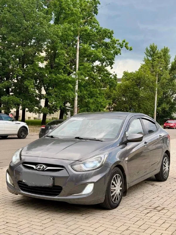 Продаётся hyundai solaris, 2012 г. двигатель: 1,6 л. коробка: автомат. состояние: отличное. автомобиль полностью готов к эксплуатации и продаже: мотор в идеальном состоянии — не дымит, не троит, масло не берёт; коробка передач работает плавно, без рывков и «пеньков»; пройден техосмотр; документы в полном порядке, готов к постановке на учёт. комплектация: кондиционер, подогрев сидений, подогрев зеркал, подогрев стёкол, магнитола с поддержкой android (планшет). ухоженный автомобиль без скрытых проблем. звоните, пишите — отвечу на все вопросы!пробег 210т. цена:835 т. р тел:+79493930755 📞 🇷🇺 звоните: +79493930755 - фотография - 2