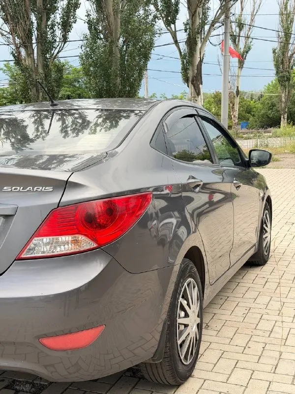 Продаётся hyundai solaris, 2012 г. двигатель: 1,6 л. коробка: автомат. состояние: отличное. автомобиль полностью готов к эксплуатации и продаже: мотор в идеальном состоянии — не дымит, не троит, масло не берёт; коробка передач работает плавно, без рывков и «пеньков»; пройден техосмотр; документы в полном порядке, готов к постановке на учёт. комплектация: кондиционер, подогрев сидений, подогрев зеркал, подогрев стёкол, магнитола с поддержкой android (планшет). ухоженный автомобиль без скрытых проблем. звоните, пишите — отвечу на все вопросы!пробег 210т. цена:835 т. р тел:+79493930755 📞 🇷🇺 звоните: +79493930755 - фотография - 3