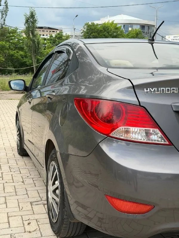 Продаётся hyundai solaris, 2012 г. двигатель: 1,6 л. коробка: автомат. состояние: отличное. автомобиль полностью готов к эксплуатации и продаже: мотор в идеальном состоянии — не дымит, не троит, масло не берёт; коробка передач работает плавно, без рывков и «пеньков»; пройден техосмотр; документы в полном порядке, готов к постановке на учёт. комплектация: кондиционер, подогрев сидений, подогрев зеркал, подогрев стёкол, магнитола с поддержкой android (планшет). ухоженный автомобиль без скрытых проблем. звоните, пишите — отвечу на все вопросы!пробег 210т. цена:835 т. р тел:+79493930755 📞 🇷🇺 звоните: +79493930755 - фотография - 4