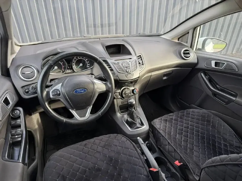 🚗 ford fiesta 🚀 обьем: 1.3 бензин 🐎79.000 км подтвержденный! ⛽️ топливо: бензин 🚅кпп: механическая 🛩год выпуска:2014 🎧 видео обзор по запросу 🌏место осмотра: г. донецк ☎️телефон: +79780976941 💵 560.000 рублей торг (срочно) местная не пригон - фотография - 5
