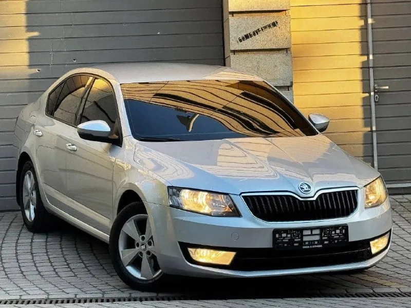 В продаже skoda octavia a7 рейсталенг год выпуска 2015 обьем двигателя 1.4 турбо 140 л. с кпп механическая 6 ступенчатая родной пробег 128.000км максимальная комплектация!двухзонный климат контроль, подогрев сидений, подогрев стекл, электро складывание боковых зеркал, полный мультируль, датчик дождя, датчик света, подогрев лобового переднего заднего, подогрев боковых зеркал, система адаптивного освещения afs, abs/esp, многофункциональный бортовой компьютер, проекция климата, 4 электростеклоподъемника зарядное устройство v12 два комплекта резины с дисками. и много чего прочего для комфортного вождения. история автомобиля прозрачна и чиста. у авто один собственник, куплен и обслуживался в официальном дилере, замена всех расходников была по регламенту, автомобиль не требует вложений от слова совсем, готов на любые проверки, автомобиль полностью обслужен все заказы и наряды имеются с отметками в сервисной книжке. запасное колесо не когда не использовалось. в автомобиле один единственный собственник! диагностическая карта в наличии автомобиль в состоянии идеально. кузов блестит и сияет, салон сохранен новым. у автомобиля отсутствуют ваговские болячки. все системы работают идеально, без ошибок и замечаний. skoda octavia a7 лифтбэк, это идеальный выбор для тех, кто ценит комфорт, надежность и экономичность. просторный салон с качественными материалами отделки обеспечивает максимальный комфорт для водителя и пассажиров. цена 1.120.000 +7949-126-88-71 - фотография - 1