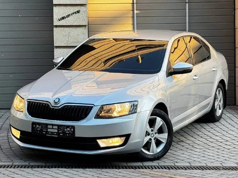 В продаже skoda octavia a7 рейсталенг год выпуска 2015 обьем двигателя 1.4 турбо 140 л. с кпп механическая 6 ступенчатая родной пробег 128.000км максимальная комплектация!двухзонный климат контроль, подогрев сидений, подогрев стекл, электро складывание боковых зеркал, полный мультируль, датчик дождя, датчик света, подогрев лобового переднего заднего, подогрев боковых зеркал, система адаптивного освещения afs, abs/esp, многофункциональный бортовой компьютер, проекция климата, 4 электростеклоподъемника зарядное устройство v12 два комплекта резины с дисками. и много чего прочего для комфортного вождения. история автомобиля прозрачна и чиста. у авто один собственник, куплен и обслуживался в официальном дилере, замена всех расходников была по регламенту, автомобиль не требует вложений от слова совсем, готов на любые проверки, автомобиль полностью обслужен все заказы и наряды имеются с отметками в сервисной книжке. запасное колесо не когда не использовалось. в автомобиле один единственный собственник! диагностическая карта в наличии автомобиль в состоянии идеально. кузов блестит и сияет, салон сохранен новым. у автомобиля отсутствуют ваговские болячки. все системы работают идеально, без ошибок и замечаний. skoda octavia a7 лифтбэк, это идеальный выбор для тех, кто ценит комфорт, надежность и экономичность. просторный салон с качественными материалами отделки обеспечивает максимальный комфорт для водителя и пассажиров. цена 1.120.000 +7949-126-88-71 - фотография - 2