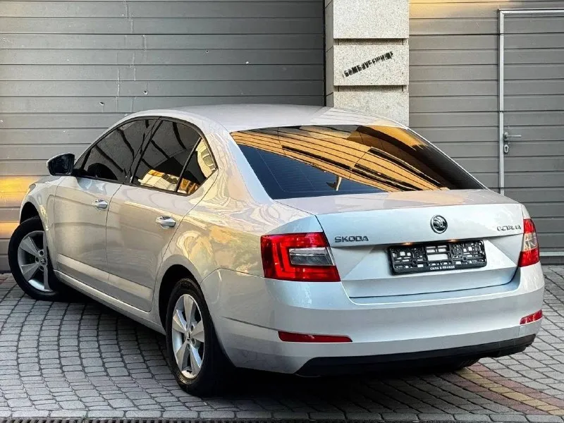 В продаже skoda octavia a7 рейсталенг год выпуска 2015 обьем двигателя 1.4 турбо 140 л. с кпп механическая 6 ступенчатая родной пробег 128.000км максимальная комплектация!двухзонный климат контроль, подогрев сидений, подогрев стекл, электро складывание боковых зеркал, полный мультируль, датчик дождя, датчик света, подогрев лобового переднего заднего, подогрев боковых зеркал, система адаптивного освещения afs, abs/esp, многофункциональный бортовой компьютер, проекция климата, 4 электростеклоподъемника зарядное устройство v12 два комплекта резины с дисками. и много чего прочего для комфортного вождения. история автомобиля прозрачна и чиста. у авто один собственник, куплен и обслуживался в официальном дилере, замена всех расходников была по регламенту, автомобиль не требует вложений от слова совсем, готов на любые проверки, автомобиль полностью обслужен все заказы и наряды имеются с отметками в сервисной книжке. запасное колесо не когда не использовалось. в автомобиле один единственный собственник! диагностическая карта в наличии автомобиль в состоянии идеально. кузов блестит и сияет, салон сохранен новым. у автомобиля отсутствуют ваговские болячки. все системы работают идеально, без ошибок и замечаний. skoda octavia a7 лифтбэк, это идеальный выбор для тех, кто ценит комфорт, надежность и экономичность. просторный салон с качественными материалами отделки обеспечивает максимальный комфорт для водителя и пассажиров. цена 1.120.000 +7949-126-88-71 - фотография - 3