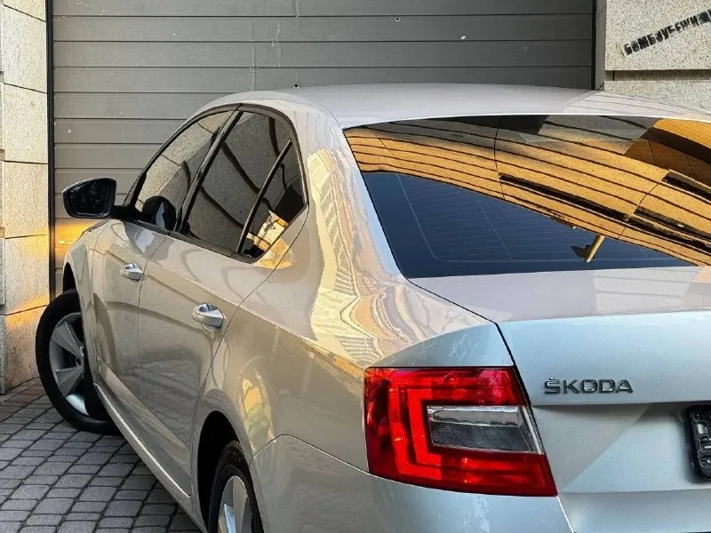 В продаже skoda octavia a7 рейсталенг год выпуска 2015 обьем двигателя 1.4 турбо 140 л. с кпп механическая 6 ступенчатая родной пробег 128.000км максимальная комплектация!двухзонный климат контроль, подогрев сидений, подогрев стекл, электро складывание боковых зеркал, полный мультируль, датчик дождя, датчик света, подогрев лобового переднего заднего, подогрев боковых зеркал, система адаптивного освещения afs, abs/esp, многофункциональный бортовой компьютер, проекция климата, 4 электростеклоподъемника зарядное устройство v12 два комплекта резины с дисками. и много чего прочего для комфортного вождения. история автомобиля прозрачна и чиста. у авто один собственник, куплен и обслуживался в официальном дилере, замена всех расходников была по регламенту, автомобиль не требует вложений от слова совсем, готов на любые проверки, автомобиль полностью обслужен все заказы и наряды имеются с отметками в сервисной книжке. запасное колесо не когда не использовалось. в автомобиле один единственный собственник! диагностическая карта в наличии автомобиль в состоянии идеально. кузов блестит и сияет, салон сохранен новым. у автомобиля отсутствуют ваговские болячки. все системы работают идеально, без ошибок и замечаний. skoda octavia a7 лифтбэк, это идеальный выбор для тех, кто ценит комфорт, надежность и экономичность. просторный салон с качественными материалами отделки обеспечивает максимальный комфорт для водителя и пассажиров. цена 1.120.000 +7949-126-88-71 - фотография - 4