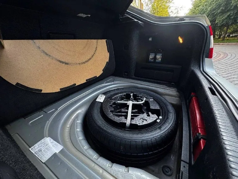 В продаже skoda octavia a7 рейсталенг год выпуска 2015 обьем двигателя 1.4 турбо 140 л. с кпп механическая 6 ступенчатая родной пробег 128.000км максимальная комплектация!двухзонный климат контроль, подогрев сидений, подогрев стекл, электро складывание боковых зеркал, полный мультируль, датчик дождя, датчик света, подогрев лобового переднего заднего, подогрев боковых зеркал, система адаптивного освещения afs, abs/esp, многофункциональный бортовой компьютер, проекция климата, 4 электростеклоподъемника зарядное устройство v12 два комплекта резины с дисками. и много чего прочего для комфортного вождения. история автомобиля прозрачна и чиста. у авто один собственник, куплен и обслуживался в официальном дилере, замена всех расходников была по регламенту, автомобиль не требует вложений от слова совсем, готов на любые проверки, автомобиль полностью обслужен все заказы и наряды имеются с отметками в сервисной книжке. запасное колесо не когда не использовалось. в автомобиле один единственный собственник! диагностическая карта в наличии автомобиль в состоянии идеально. кузов блестит и сияет, салон сохранен новым. у автомобиля отсутствуют ваговские болячки. все системы работают идеально, без ошибок и замечаний. skoda octavia a7 лифтбэк, это идеальный выбор для тех, кто ценит комфорт, надежность и экономичность. просторный салон с качественными материалами отделки обеспечивает максимальный комфорт для водителя и пассажиров. цена 1.120.000 +7949-126-88-71 - фотография - 8