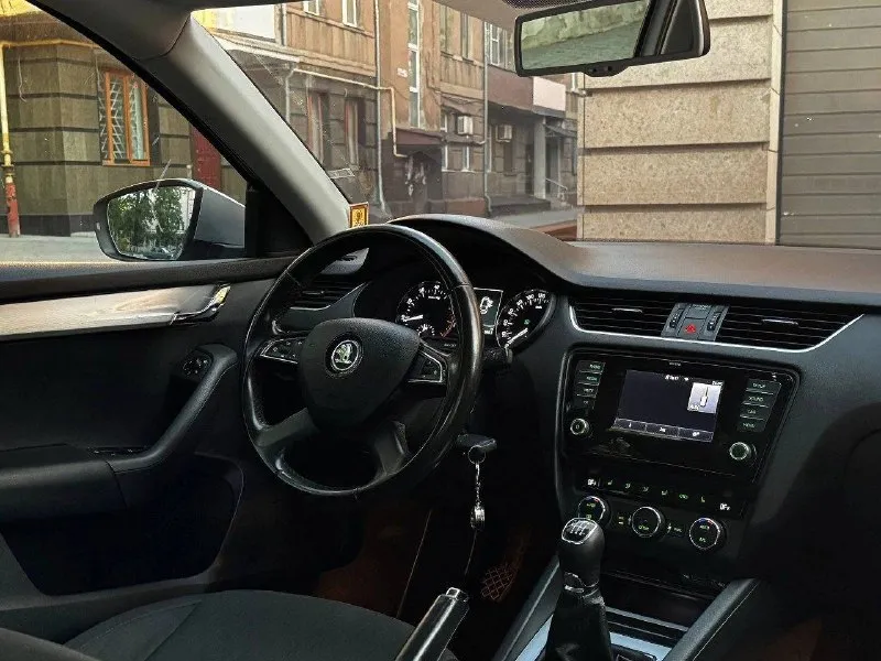 В продаже skoda octavia a7 рейсталенг год выпуска 2015 обьем двигателя 1.4 турбо 140 л. с кпп механическая 6 ступенчатая родной пробег 128.000км максимальная комплектация!двухзонный климат контроль, подогрев сидений, подогрев стекл, электро складывание боковых зеркал, полный мультируль, датчик дождя, датчик света, подогрев лобового переднего заднего, подогрев боковых зеркал, система адаптивного освещения afs, abs/esp, многофункциональный бортовой компьютер, проекция климата, 4 электростеклоподъемника зарядное устройство v12 два комплекта резины с дисками. и много чего прочего для комфортного вождения. история автомобиля прозрачна и чиста. у авто один собственник, куплен и обслуживался в официальном дилере, замена всех расходников была по регламенту, автомобиль не требует вложений от слова совсем, готов на любые проверки, автомобиль полностью обслужен все заказы и наряды имеются с отметками в сервисной книжке. запасное колесо не когда не использовалось. в автомобиле один единственный собственник! диагностическая карта в наличии автомобиль в состоянии идеально. кузов блестит и сияет, салон сохранен новым. у автомобиля отсутствуют ваговские болячки. все системы работают идеально, без ошибок и замечаний. skoda octavia a7 лифтбэк, это идеальный выбор для тех, кто ценит комфорт, надежность и экономичность. просторный салон с качественными материалами отделки обеспечивает максимальный комфорт для водителя и пассажиров. цена 1.120.000 +7949-126-88-71 - фотография - 9