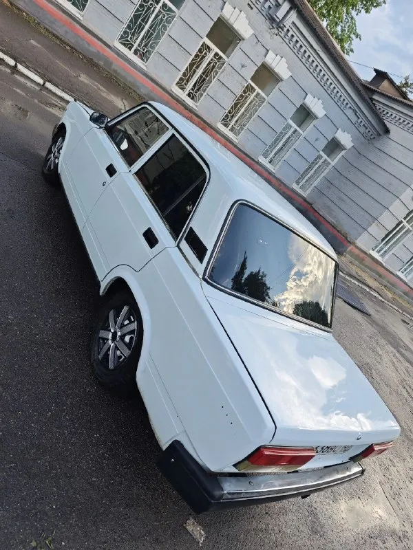 Продам ваз 2107, 1.6, 16v приора мотор с хорошей начинкой. по мотору доработок очень много, собиралась в дагестане, дыма нет ни грамма. злые валы, разрезанны шестерни, ресивер, выхлоп 4.2.1, волга форсунки. работает не ровно, нужно корректировать метки грм. едет только если плавно набирать обороты, на верхах берёт своё. ходовая с занижением грамотным, дорогу держит идёт что по рельсам. коробка 5-ти ступка. редуктор заднего моста доработан. кузов полностью в достойном состоянии!!! резина слабая, салоном не занимались. документы только стс, больше нечего нет!!! продаю как есть!!! цена 115.000р. машина находится в городе енакиево, +79495819526 📲 tg: митя 📞 звоните: +7(949)5819526 - фотография - 2