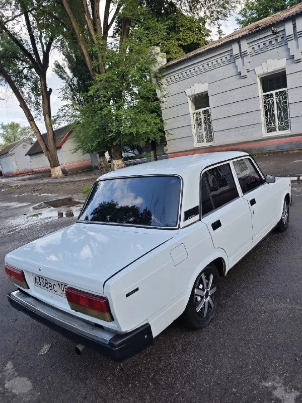 Продам ваз 2107, 1.6, 16v приора мотор с хорошей начинкой. по мотору доработок очень много, собиралась в дагестане, дыма нет ни грамма. злые валы, разрезанны шестерни, ресивер, выхлоп 4.2.1, волга форсунки. работает не ровно, нужно корректировать метки грм. едет только если плавно набирать обороты, на верхах берёт своё. ходовая с занижением грамотным, дорогу держит идёт что по рельсам. коробка 5-ти ступка. редуктор заднего моста доработан. кузов полностью в достойном состоянии!!! резина слабая, салоном не занимались. документы только стс, больше нечего нет!!! продаю как есть!!! цена 115.000р. машина находится в городе енакиево, +79495819526 📲 tg: митя 📞 звоните: +7(949)5819526 - фотография - 3