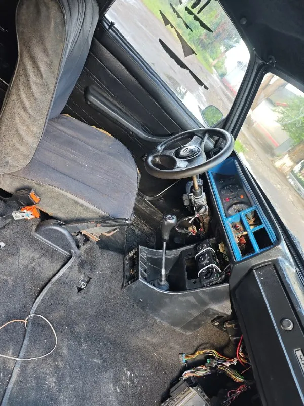 Продам ваз 2107, 1.6, 16v приора мотор с хорошей начинкой. по мотору доработок очень много, собиралась в дагестане, дыма нет ни грамма. злые валы, разрезанны шестерни, ресивер, выхлоп 4.2.1, волга форсунки. работает не ровно, нужно корректировать метки грм. едет только если плавно набирать обороты, на верхах берёт своё. ходовая с занижением грамотным, дорогу держит идёт что по рельсам. коробка 5-ти ступка. редуктор заднего моста доработан. кузов полностью в достойном состоянии!!! резина слабая, салоном не занимались. документы только стс, больше нечего нет!!! продаю как есть!!! цена 115.000р. машина находится в городе енакиево, +79495819526 📲 tg: митя 📞 звоните: +7(949)5819526 - фотография - 6
