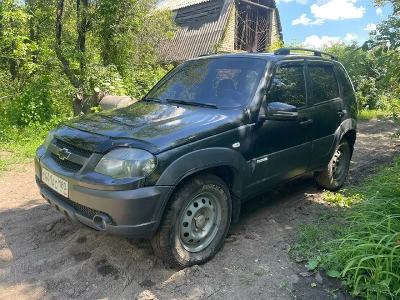Доброго времени суток! продам нива chevrolet 2013 года. 1.7. гур, кондиционер. владею автомобилем 3 года. за это время на машину денег не жалел. двигатель в норме, 15т. км назад сделана копиталка головки. коробка на 5. раздатка на 5. кондей холодит, но плохо. ходовка в норме, мосты тоже! зашумлена на 80%. дно, пороги, несущие элементы не гнилые. неплохая музыка. все светиться, моргает. из минусов, потекла рулевая колонка. продажа с переоформлением! осмотр донецк, лидиевка. цена 630т. р. торг у капота. +79494314473 📞 звоните: +7(949)4314473 - фотография - 1