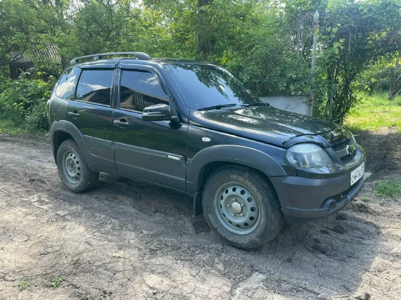 Доброго времени суток! продам нива chevrolet 2013 года. 1.7. гур, кондиционер. владею автомобилем 3 года. за это время на машину денег не жалел. двигатель в норме, 15т. км назад сделана копиталка головки. коробка на 5. раздатка на 5. кондей холодит, но плохо. ходовка в норме, мосты тоже! зашумлена на 80%. дно, пороги, несущие элементы не гнилые. неплохая музыка. все светиться, моргает. из минусов, потекла рулевая колонка. продажа с переоформлением! осмотр донецк, лидиевка. цена 630т. р. торг у капота. +79494314473 📞 звоните: +7(949)4314473 - фотография - 2